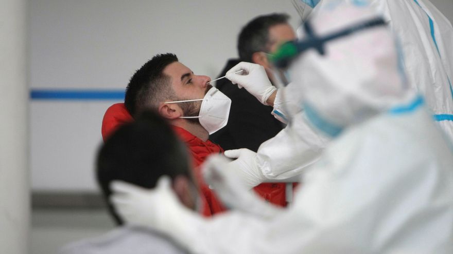 Personal sanitario realiza pruebas de diagnóstico para detectar el coronavirus.. EFE/Cabalar/Archivo