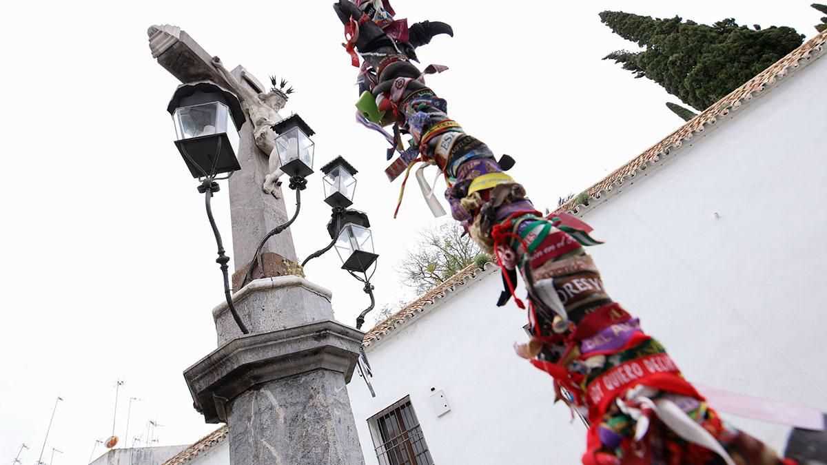 Pulseras de hermandades en los faroles del Cristo de los Faroles