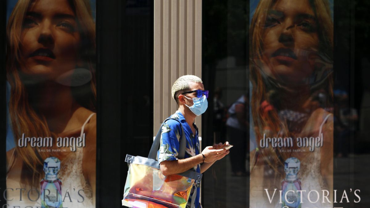 Archivo - Ambiente en Málaga con personas con mascarillas en una imagen de archivo