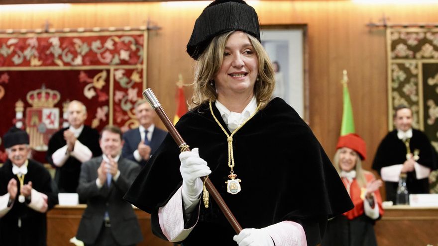 Nuria González se convierte oficialmente en la primera rectora de una universidad pública del noroeste de España