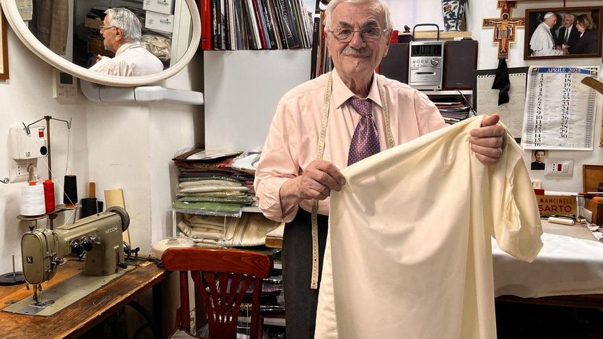 Un abuelo y un nieto cosen a toda prisa la túnica del próximo Papa