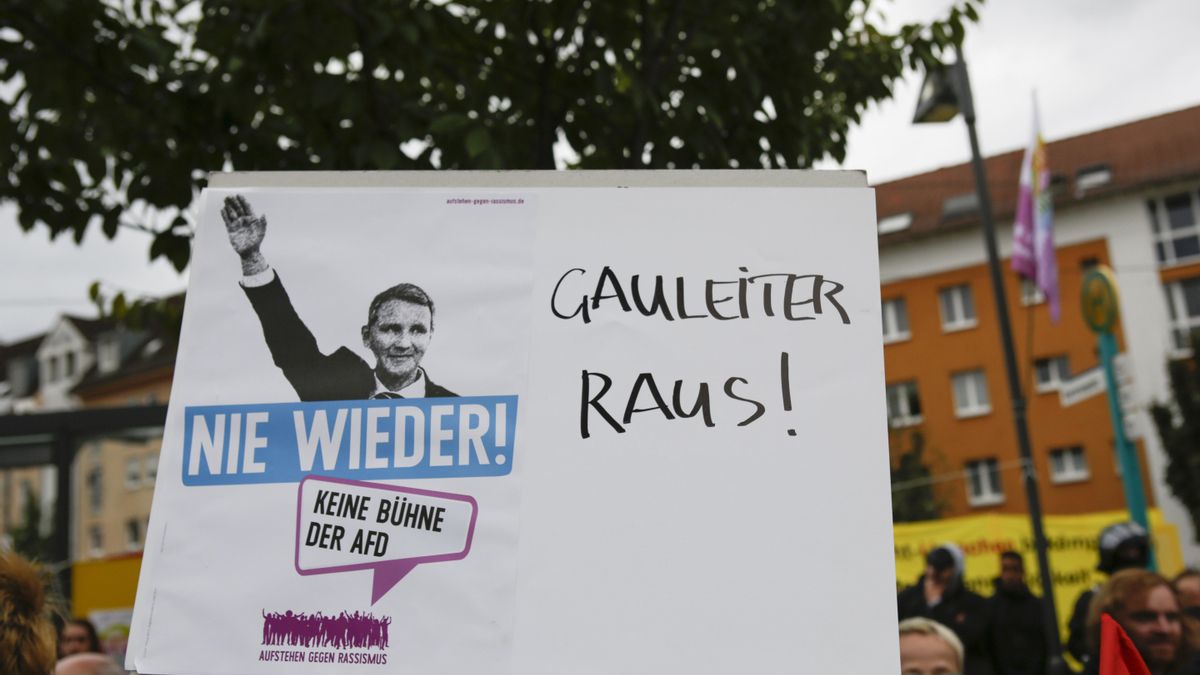 Cartel contra el político de Alternativa para Alemania (AfD) Björn Höcke.