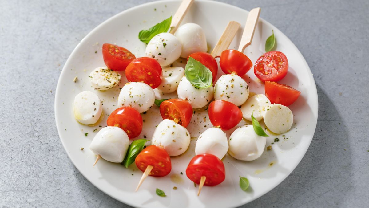 Brochetas de tomate y mozzarella.