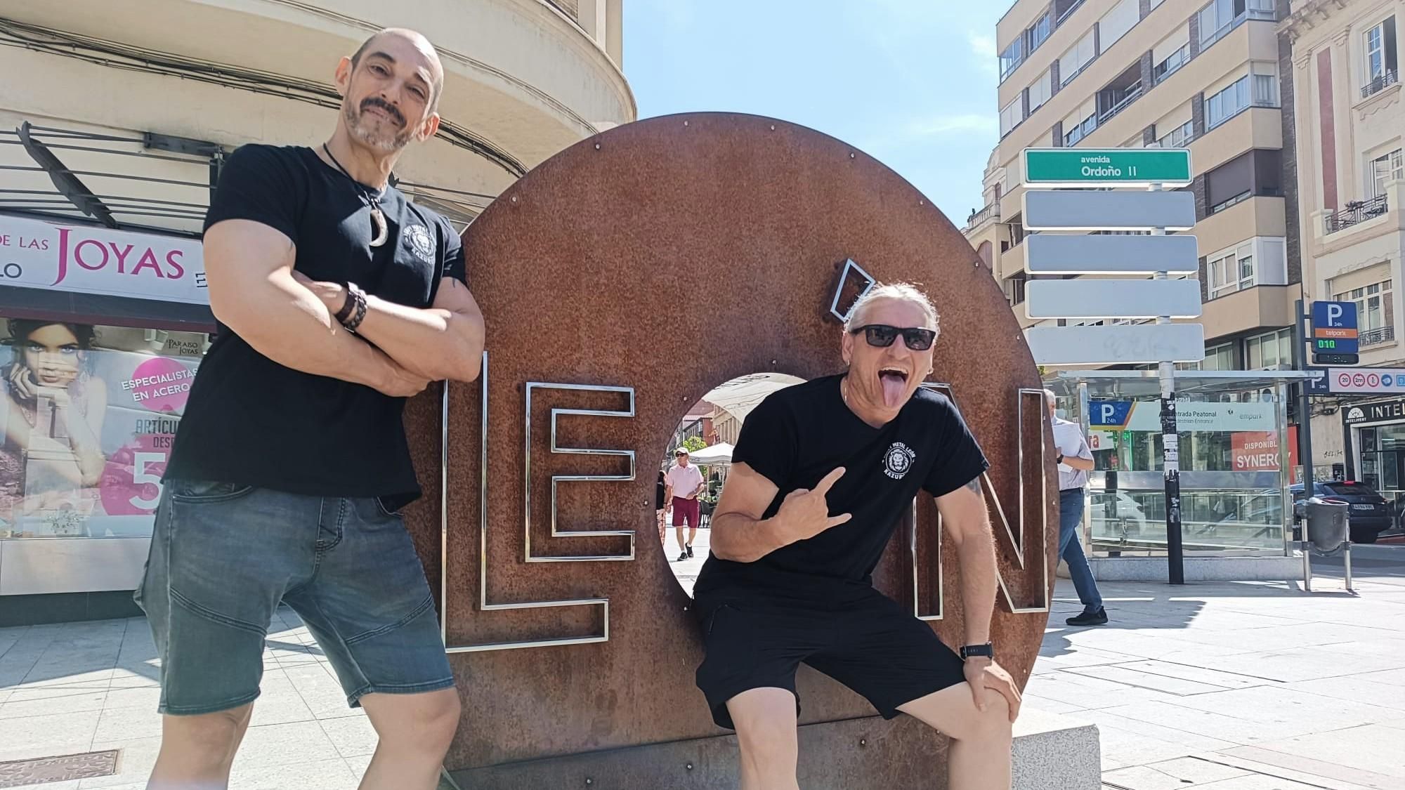Chema y Bachy, actuales dirigentes de la recién creada Asociación heavy Metal de León.
