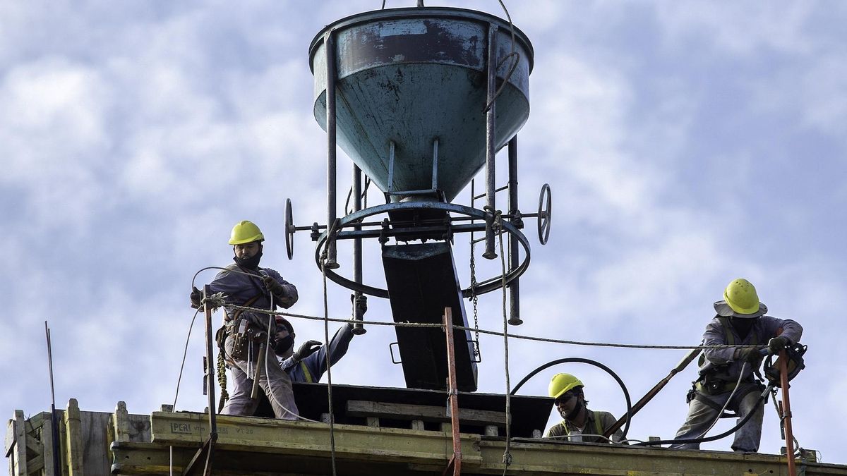 En el sector de la construcción, siete de cada diez asalariados trabajan en negro: el 71,4% no tiene descuento jubilatorio, según el Indec.