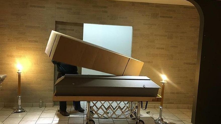 Vista este jueves, de los restos del migrante cubano Osmani Baldemira, antes de ser trasladado para su repatriación tras su asesinato en ciudad Juárez en el estado de Chihuahua (México).