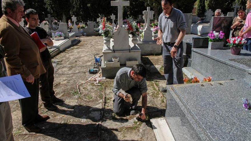 Los ayuntamientos, esa piedra con la que chocan los memorialistas cuando intentan exhumar una fosa