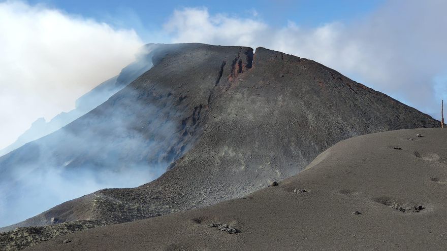 Detectadas varias grietas "de gran apertura" en el cono principal del volcán de La Palma