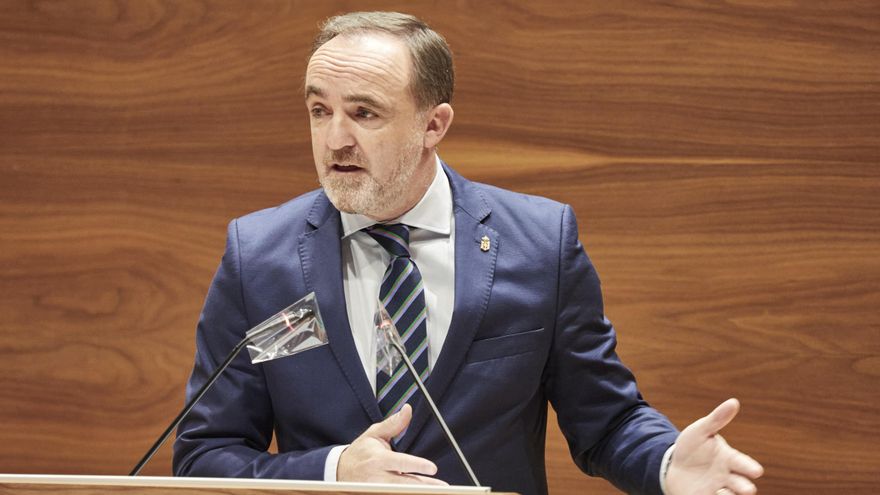 Archivo - El presidente de UPN y portavoz de Navarra Suma, Javier Esparza, en el Parlamento de Navarra.