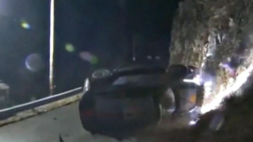 Momento del accidente, en el que con dificultad se aprecia a la víctima cayendo por el terraplén.