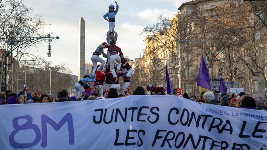 Decenas personas realizan un 'castell' en Barcelona.