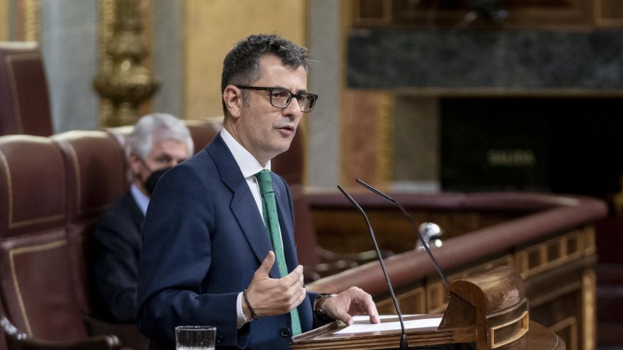 El ministro de la Presidencia, Relaciones con las Cortes y Memoria Democrática, Félix Bolaños, interviene en una sesión plenaria extraordinaria en el Congreso de los Diputados, a 25 de enero de 2022, en Madrid (España).