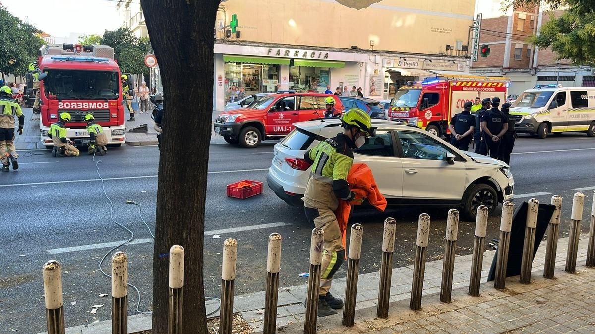 Imagen de los servicios de emergencias en el lugar del accidente tras darle la vuelta al coche