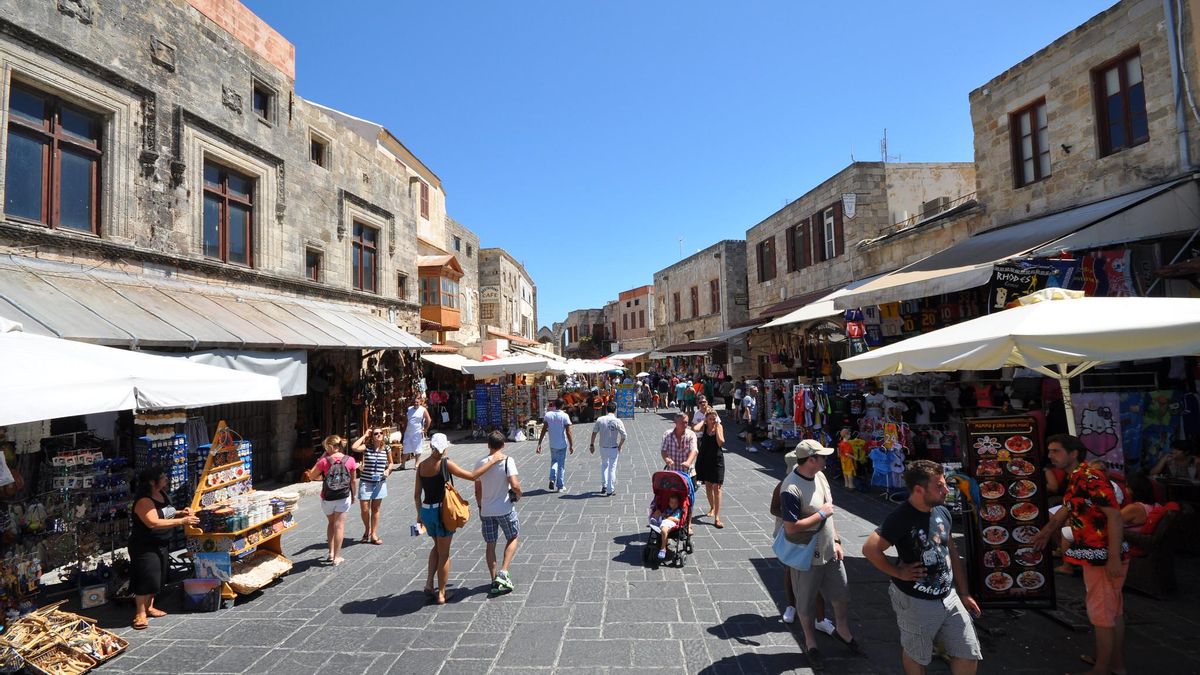 Antiguos hospicios y arsenales del Apellou, el antiguo patio de armas de la ciudadela de Rodas.
