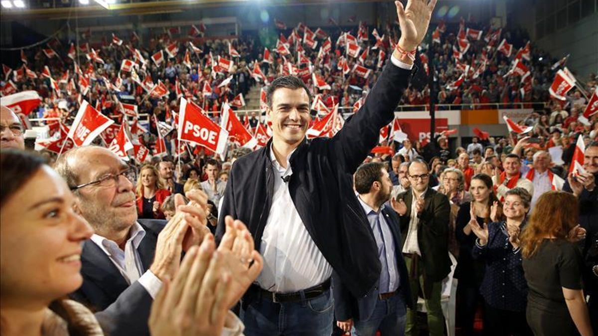 Pedro Sánchez saluda en un mitin del PSOE