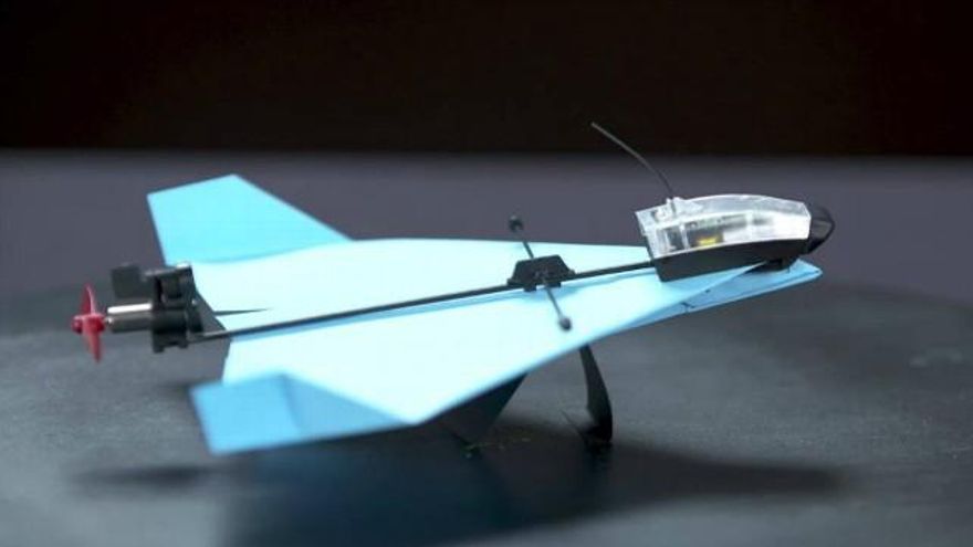 El 'PowerUp Dart' un dispositivo para poner un motorín a un avión de papel y controlarlo con el móvil.