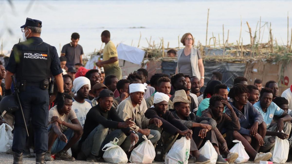 Migrantes son desalojados de la playa del Trampolín en Ceuta tras habilitarse un espacio para su acogida este jueves.