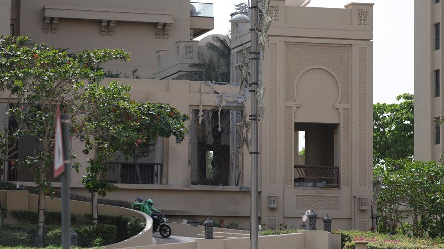 Daños visibles en el hotel Fairmont de Dubai después de que los restos de un misil iraní interceptado por las defensas antiaéreas impactase contra el edificio el pasado sábado.