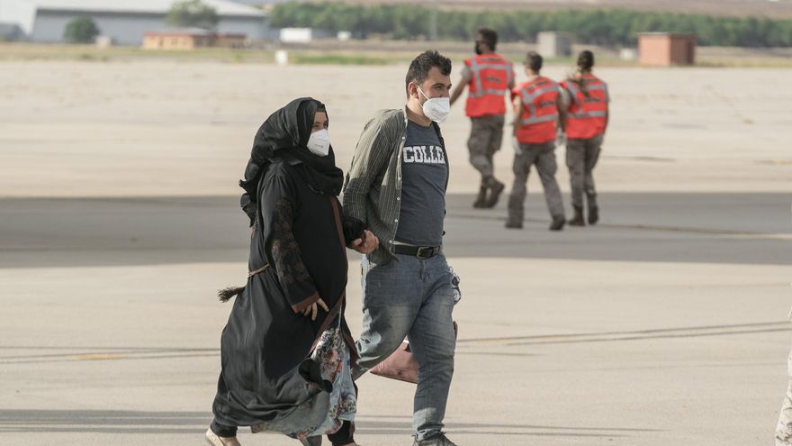 Dos personas procedentes de Afganistán llegan en un nuevo avión militar a la base aérea de Torrejón de Ardoz, a 23 de agosto de 2021
