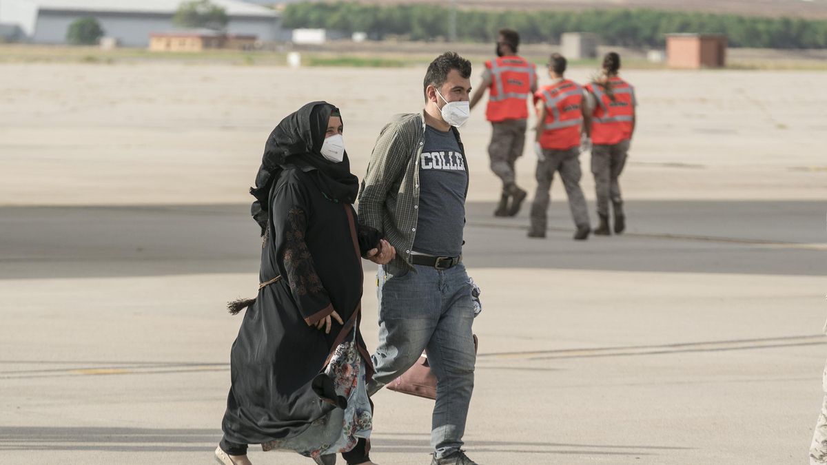 Dos personas procedentes de Afganistán llegan en un nuevo avión militar a la base aérea de Torrejón de Ardoz, a 23 de agosto de 2021