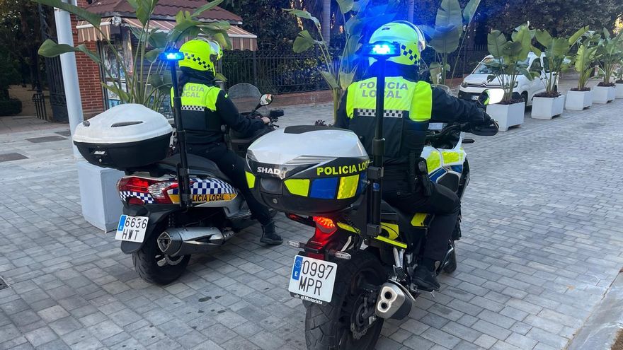 Archivo - Dos agentes en motos de la Policía Local de Algeciras (Cádiz)