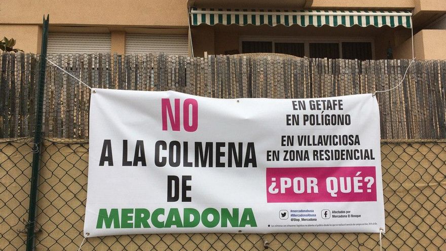 Pancartas frente al supermercado de Mercadona en protesta por la futura 'darkstore'