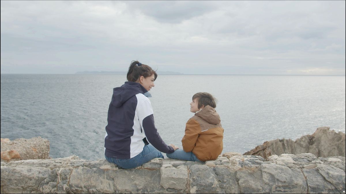 Marga Melià, junto a su hijo, en una de las escenas de Suportant el paradís.