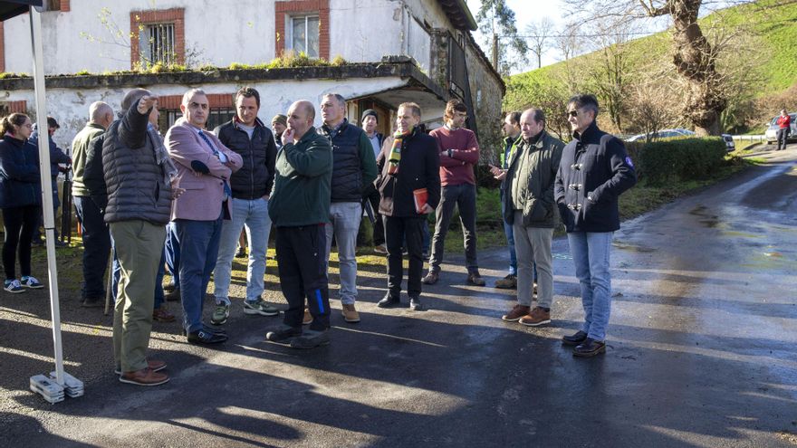 El consejero de Fomento, Vivienda, Ordenación del Territorio y Medio Ambiente, Roberto Media, visita el inicio de la obra de la carretera Mentera-Barruelo-La Alcomba.