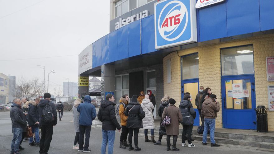 Largas colas en Ucrania.