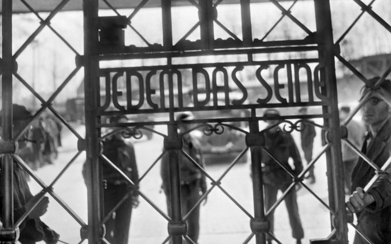 El lema a la entrada del campo de Buchenwald, que aún se conserva en la actualidad, es “Jedem Das Seine” (a cada cual lo que se merece), toda una declaración de intenciones que todavía hoy cae como una losa en el ánimo de cualquiera (Eric Schwab, Biblioteca Nacional de Francia).