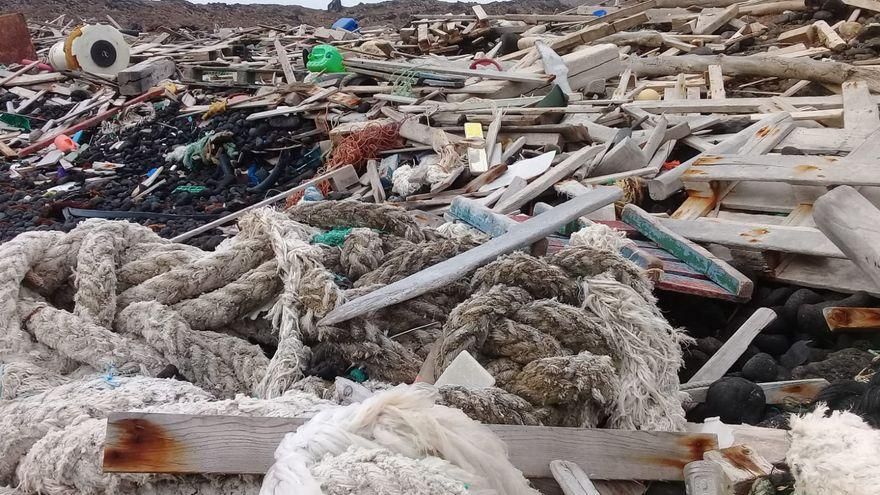Madera, redes y restos de basura procedente del tráfico marino acumulada en Caleta de El Trillo, Alegranza