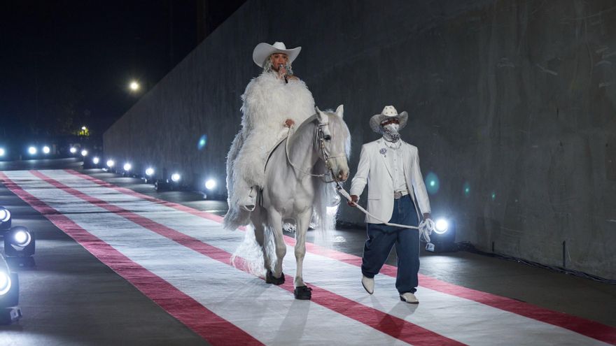 Beyoncé conquista el partido de Navidad de la NFL con una actuación digna de Super Bowl