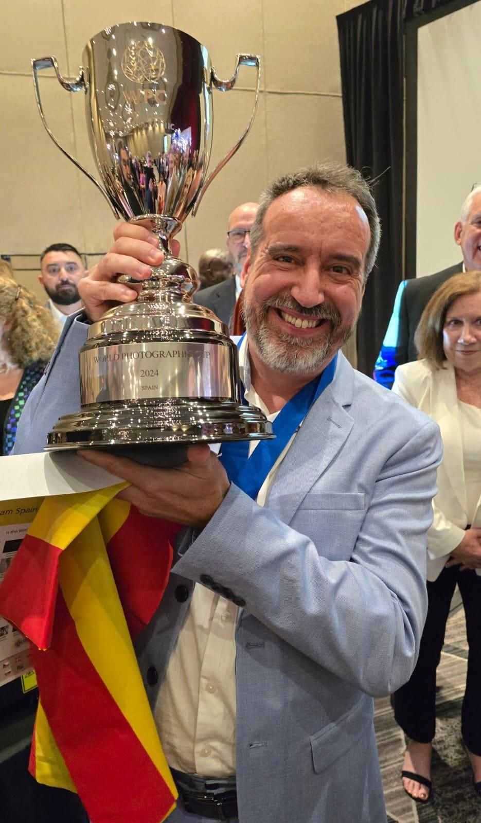 Emilio Barrionuevo en Dallas en abril de 2024 con la Copa del Mundo de Fotografía.