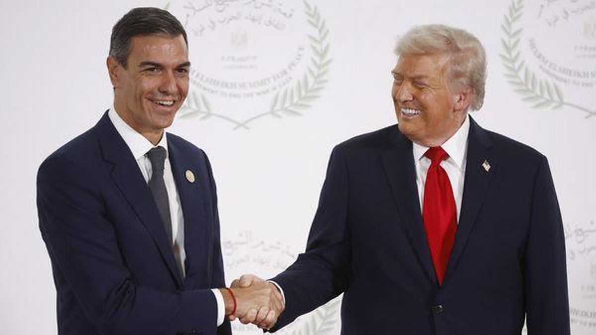 Sánchez y Trump se saludan al inicio de la Cumbre de Paz sobre Gaza celebrada en la ciudad egipcia de Sharm El-Sheij