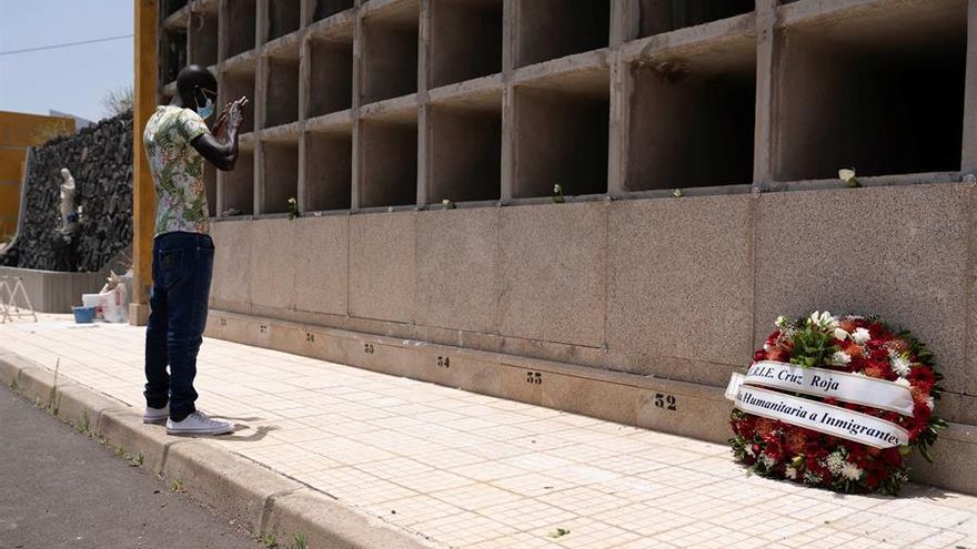 Entre la niebla y la soledad, un menor es enterrado en El Hierro