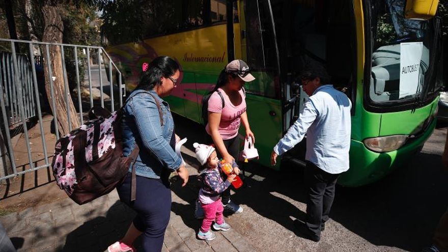 Grupos de ciudadanos venezolanos montan en un autobús, para acogerse al plan de repatriación y volver a Venezuela, este sábado, en Santiago (Chile). Unos 250 inmigrantes venezolanos residentes en Chile decidieron este sábado regresar a su país gracias al programa del Gobierno del país caribeño para llevar de vuelta a sus compatriotas en el extranjero a través de vuelos fletados por las autoridades.