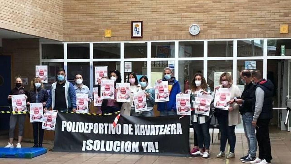 Manifestación frente al Polideportivo.