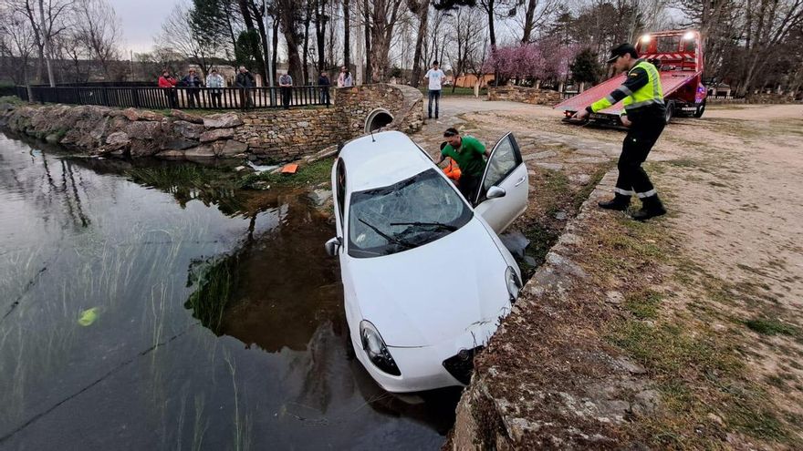 Herida una mujer de 68 años tras caer su coche al cauce del río Turienzo en Val de San Lorenzo