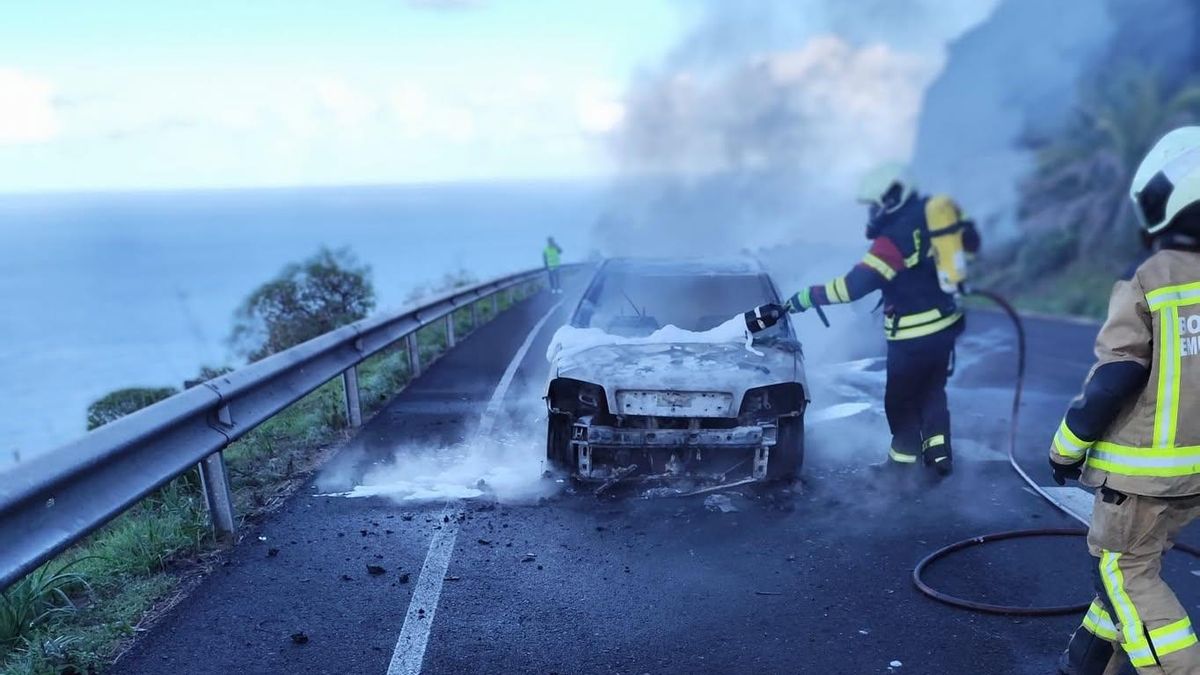 Aparatoso incendio de un vehículo en la carretera del norte, en Barlovento