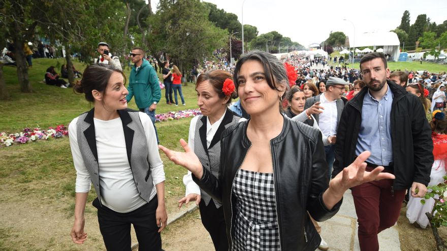 (I-D) La portavoz de Más Madrid en el Ayuntamiento de Madrid, Rita Maestre; la ministra de Sanidad, Mónica García, y la portavoz de Más Madrid en la Asamblea, Manuela Bergerot, en la pradera de San Isidro, a 15 de mayo de 2025, en Madrid (España). La ciud