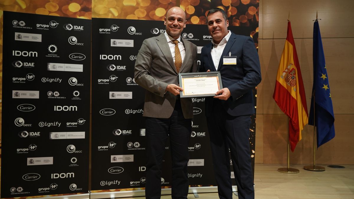 Pablo Lorenzo recibe el premio Re Think.