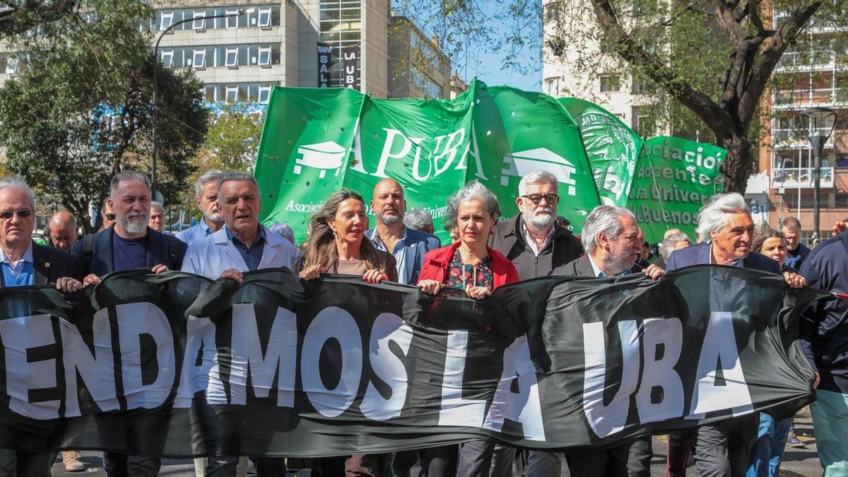 Este año, el día de la profesora y el profesor se celebra en la Argentina en un contexto de conflicto de los docentes con el Gobierno Nacional, en reclamo de mayor presupuesto y mejoras salariales.