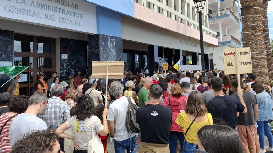 Manifestación en La Palma. 'Canarias tiene un límite'.