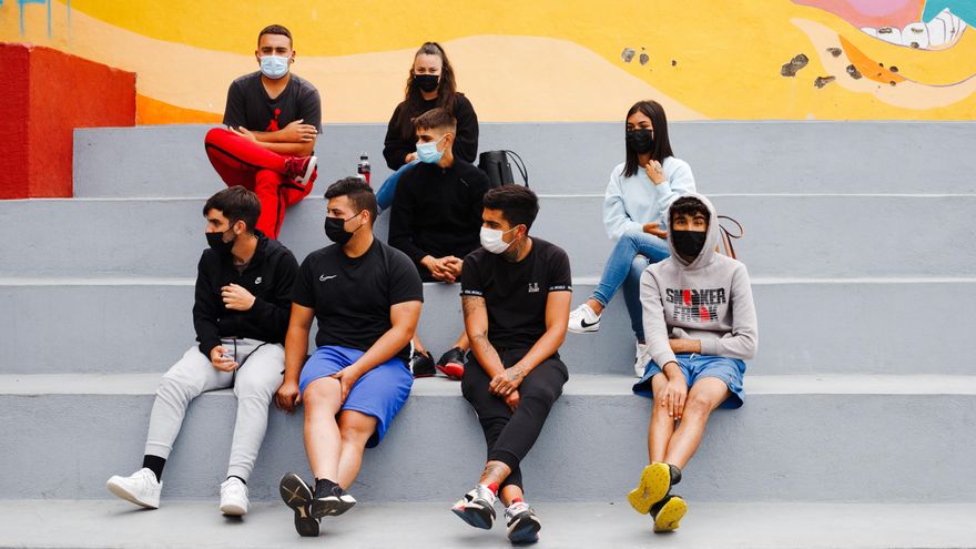 Neftali y sus compañeros del equipo de fútbol