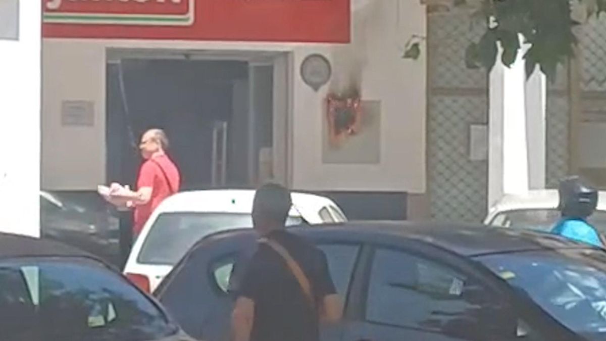 Incendio en un supermercado en la calle Pontevedra de Córdoba