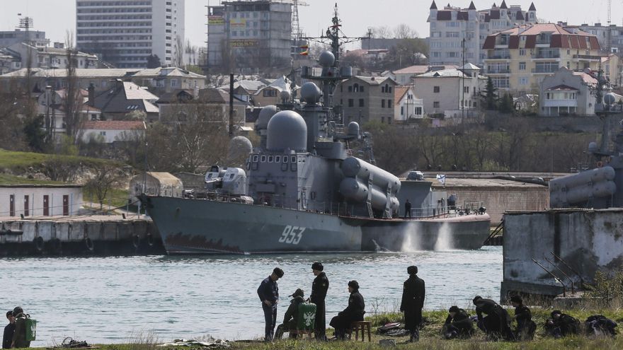 Un grupo de submarinistas de la Marina rusa participan en unos ejercicios de inmersión delante del buque de guerra Tarantul-III, de la Flota del Mar Negro, en la ciudad crimeana de Sebastopol (Ucrania), en una fotografía de archivo. EFE/Sergei Ilnitsky