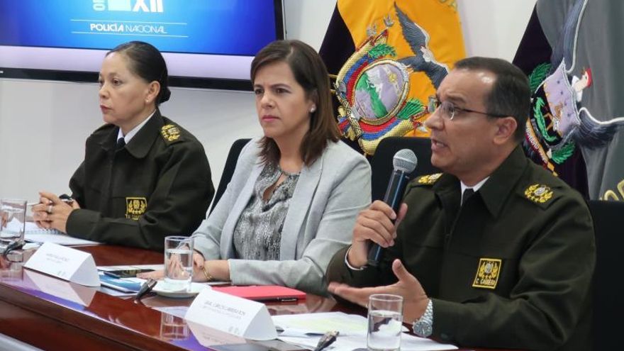 La ministra ecuatoriana del Interior, María Paula Romo (c), habla acompañada por el general Carlos Cabrera, director de la Policía Judicial (d) y la comandante general surrogante, Fernanda Tamayo, este lunes en una rueda de prensa en Quito.