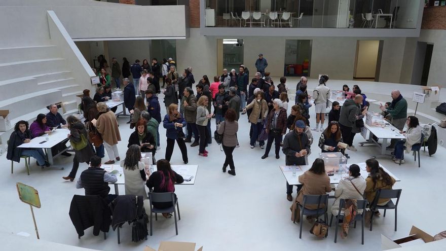Los ciudadanos de Castilla y León están llamados a las urnas para elegir a sus representantes en el Parlamento autonómico, en una jornada electoral marcada por la incertidumbre.