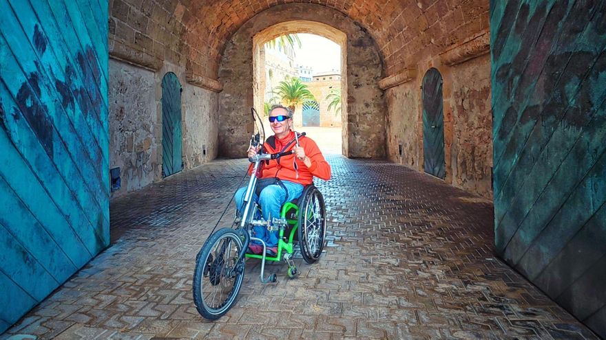Mix roda per sota un dels arcs de la muralla de Palma.