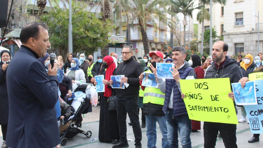 El relojero Hassan Arahou habla en una protesta de los transfronterizos de Marruecos atrapados en Ceuta